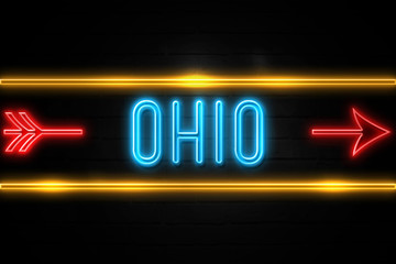 Obraz premium Ohio - fluorescent Neon Sign on brickwall Front view