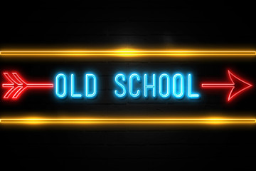 Obraz premium Old School - fluorescent Neon Sign on brickwall Front view