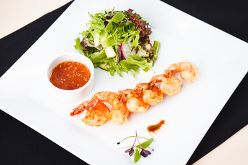 Tempura shrimps with salad