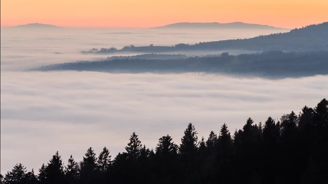 Timelapse de la mer de brouillard qui recouvre le Jura, pendant le coucher de soleil.