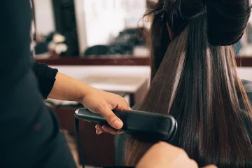 Papier Peint photo autocollant Salon de coiffure Femme au salon de coiffure se coiffant