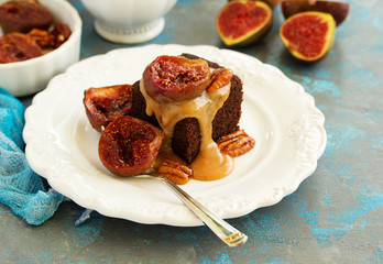 Sticky pudding with caramel sauce and