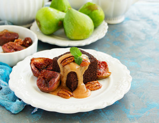 Sticky pudding with caramel sauce and