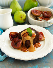 Sticky pudding with caramel sauce and