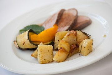 arrosto con patate e verdure