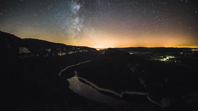 Timelapse de la Voie lact&eacute;e aux Roches de Moron.