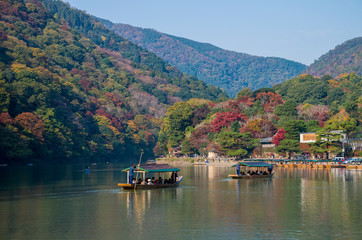 Obraz premium Arashiyama and Hozu river in beautiful autumn season, Kyoto, Japan.