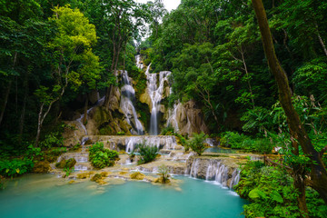 Fototapeta na wymiar Kwang Si Waterfall