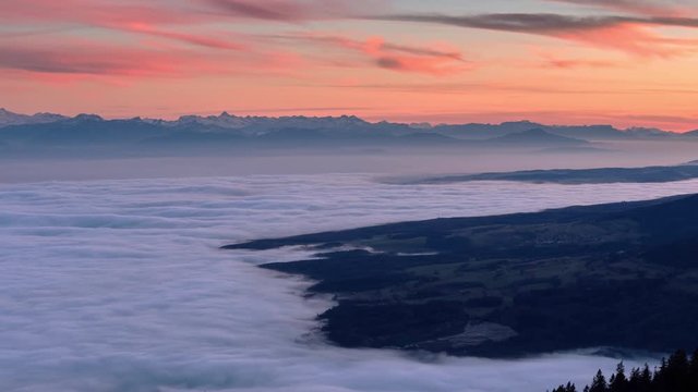 Timelapse de la mer de brouillard sur la plaine pendant le coucher de soleil, depuis le Jura.