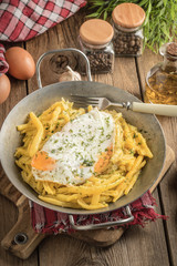 Fried egg served with yellow beans.