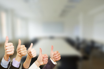 Business Gruppe hält Daumen hoch