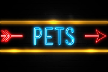 Pets  - fluorescent Neon Sign on brickwall Front view
