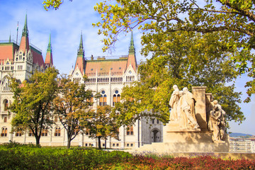 Obraz premium Beautiful view of the statue of Lajos Koshutu with associates in the background of the Hungarian Parliament in Budapest, Hungary