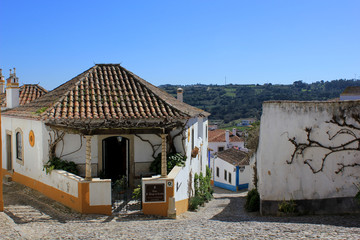 Fototapeta na wymiar Altstadt von Obidos - Portugal - Eckhaus