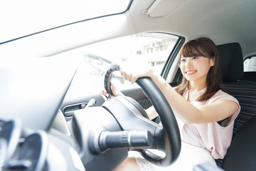 車を運転する若い日本人女性 - obrazy, fototapety, plakaty
