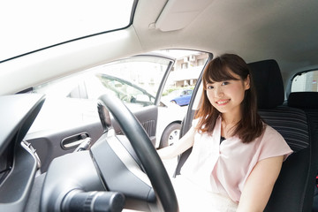 車を運転する若い日本人女性