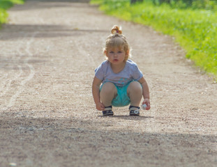  on the walk, the child sits on the road.