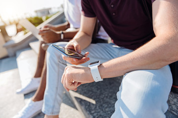 Obraz premium Zbliżenie męskiej ręki trzymającej telefon