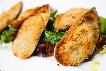 Baked mussels with cheese