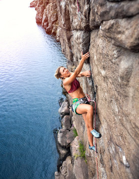 girl climbs the rock