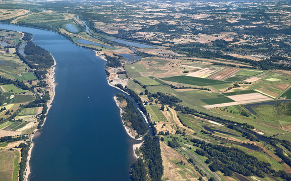 Columbia River , Running Between Oregon And Washington