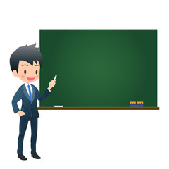 チョークを持って黒板の前に立つスーツ姿の若い男性教師