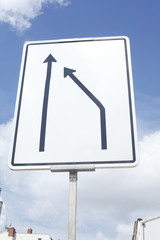 Verkehrsschild Einengungstafel ohne Gegenverkehr