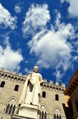 Fototapeta na wymiar Statue des Sallustio Bandini vor der Bank Monte dei Paschi di Siena 