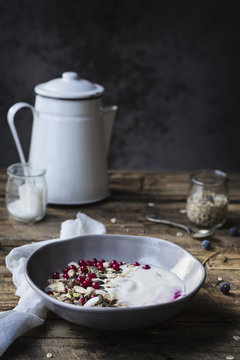 Colazione salutare e proteica a base di yogurt con fiocchi d'avena, semi di zucca, pistacchi, nocciole e ribes