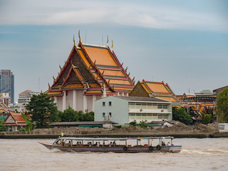 Obraz premium Wat Rakang - Bell Temple at the south bank of Chao Phraya River, Bangkok Thailand