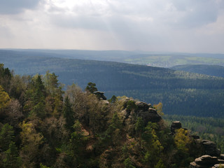 Fototapeta na wymiar Landschaftspanorama Sächsische Schweiz mit Sonnensrahlen