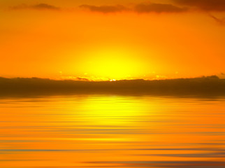 Fototapeta na wymiar coucher de soleil et reflets sur mer