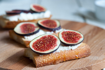  Bruschetta with goat cheese and figs