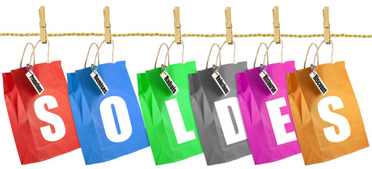 sacs soldes avec &eacute;tiquettes sur corde &agrave; linge, fond blanc 