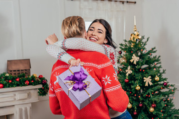 Obraz na płótnie Canvas woman embracing her boyfriend on christmas