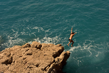 Obraz premium Jump into the water from the cliff.