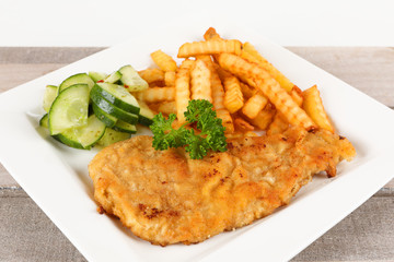 Schnitzel Wiener Art mit Pommes