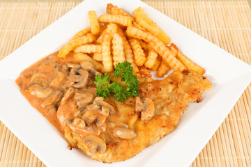 Schnitzel mit Champignonsoße