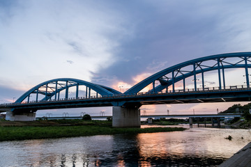 Fototapeta na wymiar 夕暮れ時の多摩川と丸子橋