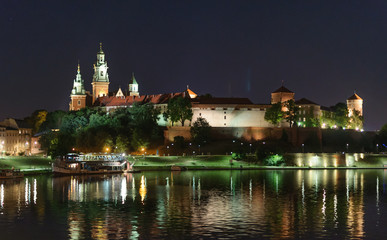 Fototapeta na wymiar Night Wawel - Royal Castle over the Vistula in Krakow (Poland)