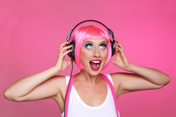 femme avec perruque rose et écouteurs de musique 