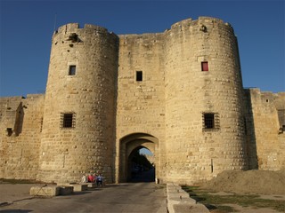 Fototapeta na wymiar Porte des Moulins (forteresse d'Aigues Mortes)