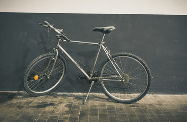 Bicicleta antigua aparcada