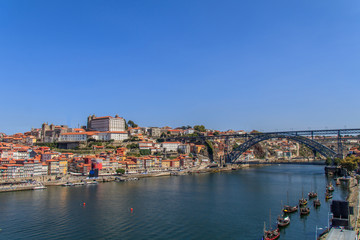 Fototapeta na wymiar Vista da Ponte Dom Luis no Porto