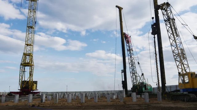 Operation of hydraulic machines clogging building piles