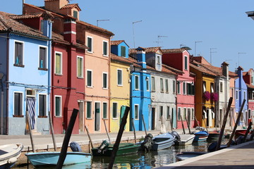 Fototapeta na wymiar ブラーノ島/イタリアで 177もの島から成り立つヴェネツィアで、カラフルでお洒落な街として一際と異彩を放っているブラーノ島。 どこを見渡しても絵になる本当に素晴らしい島。