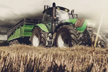 Deurstickers tracteur et sa remorque sous un ciel d'orage © Image'in