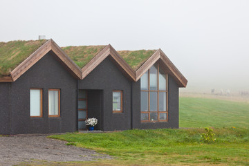Obraz premium Rural Icelandic cottage at foggy day