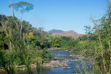 Rio, montanhas e vegeta&ccedil;&atilde;o