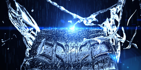 nasser Reifen im Regen mit spritzendem Wasser